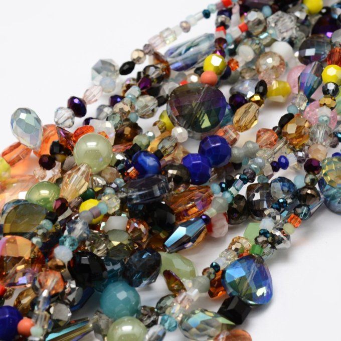 Perles de verre facettées  mélanges de formes ,de tailles et de couleurs (1 chapelet AJ)