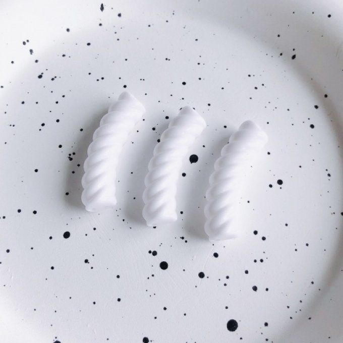 Perle acrylique opaque en forme de tube incurvé  torsadé 32x9mm  couleur blanc