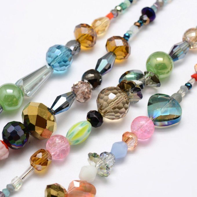 Perles de verre facettées  mélanges de formes ,de tailles et de couleurs (1 chapelet AJ)