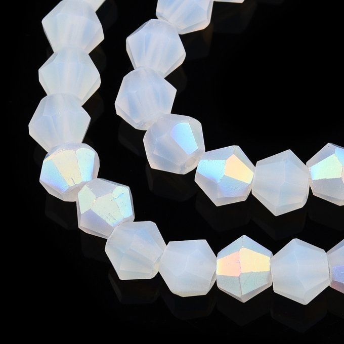 Perles verre facettées dépoli bicône imitation jade,blanc reflet arc en ciel 4x4mm (env 86 perles)