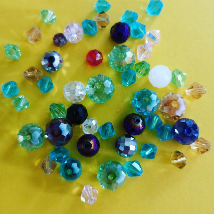 Mélange de perles facettées avec formes , tailles et couleurs  différentes (x20g)