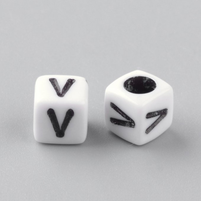 Perle alphabet en acrylique opaque  cube  noir /blanc   lettre V