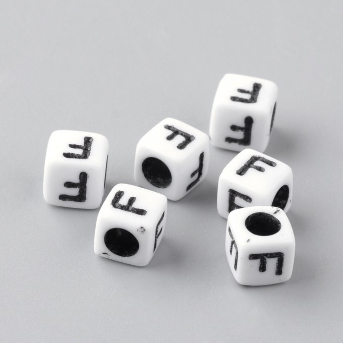 Perle alphabet en acrylique opaque  cube  noir /blanc   lettre  F