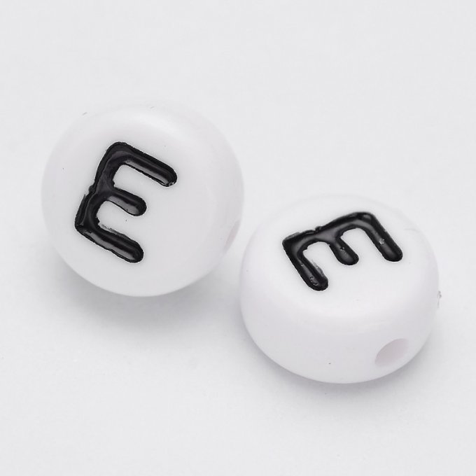 Perle alphabet en acrylique opaque  rond plat  noir /blanc lettre E