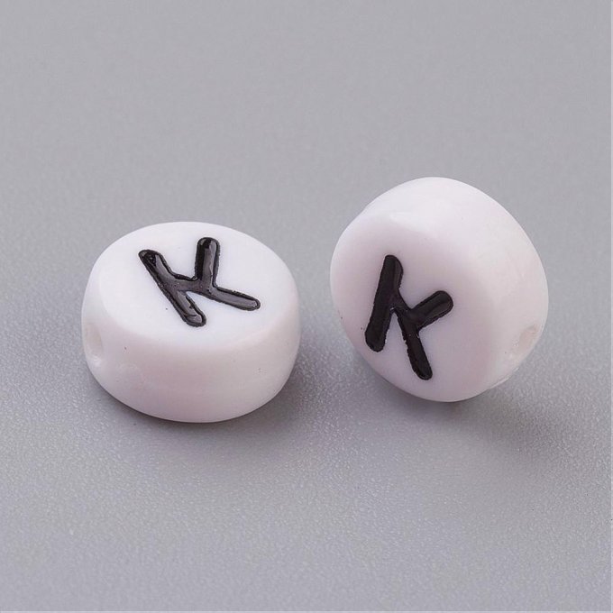 Perle alphabet en acrylique opaque  rond plat  noir /blanc lettre K