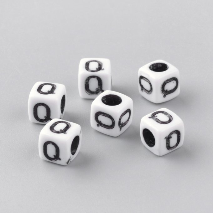 Perle alphabet en acrylique opaque  cube  noir /blanc   lettre Q