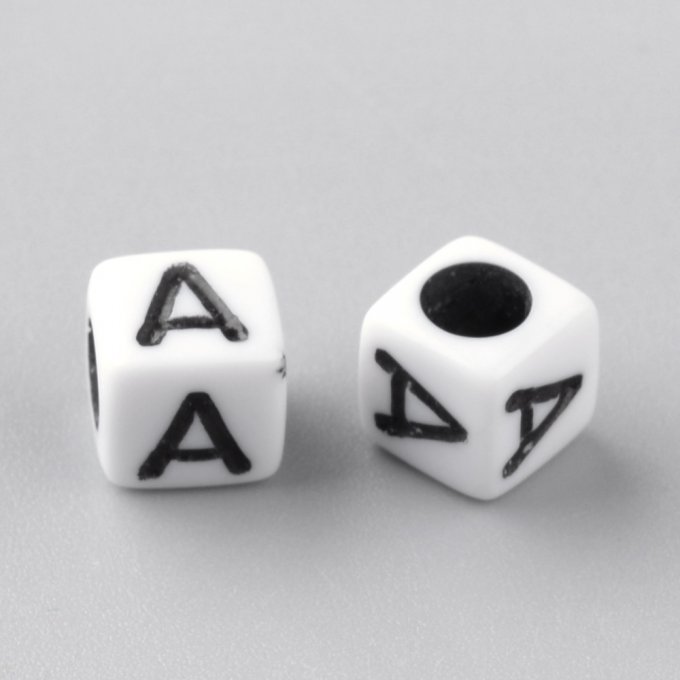 Perle alphabet en acrylique opaque  cube  noir /blanc   lettre A 