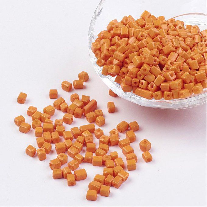 Perles de rocaille opaques  "cubiques"  3-7x3-4x3-4mm  orange foncé (20g) 