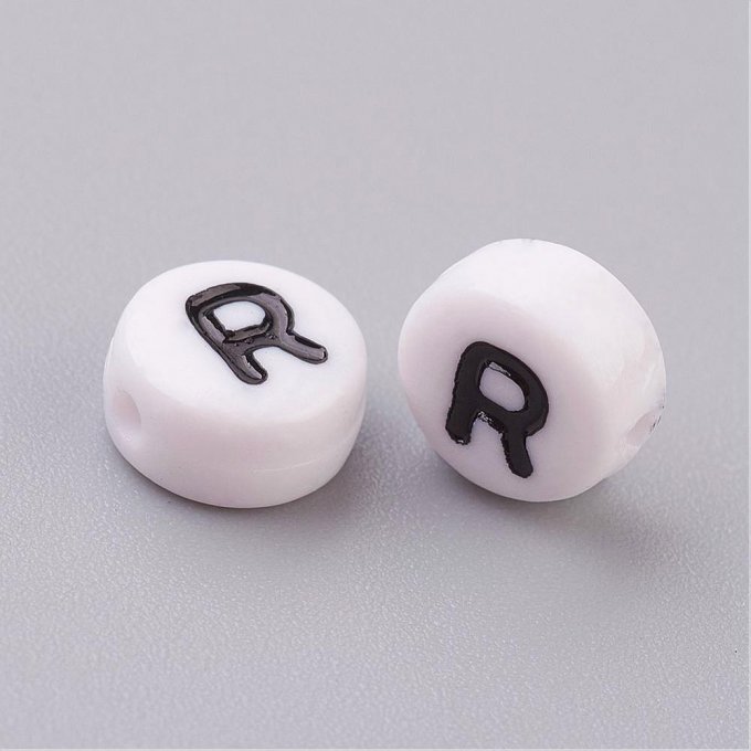 Perle alphabet en acrylique opaque  rond plat  noir /blanc lettre R