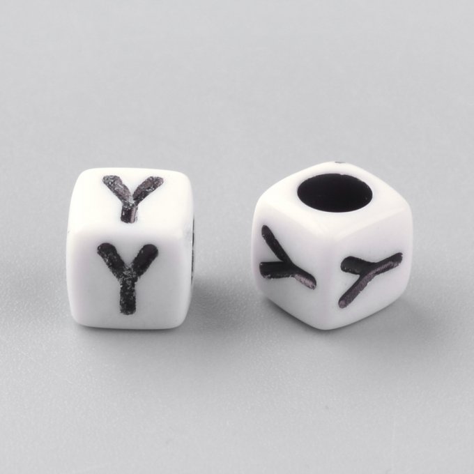 Perle alphabet en acrylique opaque  cube  noir /blanc   lettre Y
