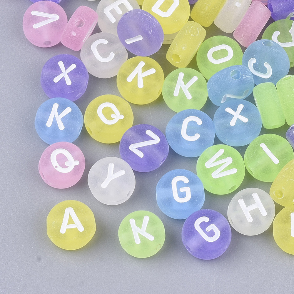 Perles en acrylique ,mélange de couleurs  ,formes de lettres  (50g) L2