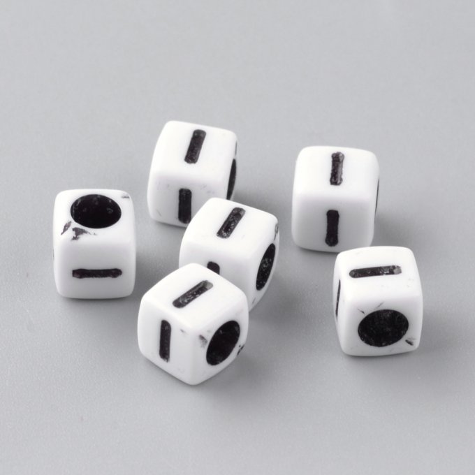 Perle alphabet en acrylique opaque  cube  noir /blanc   lettre I