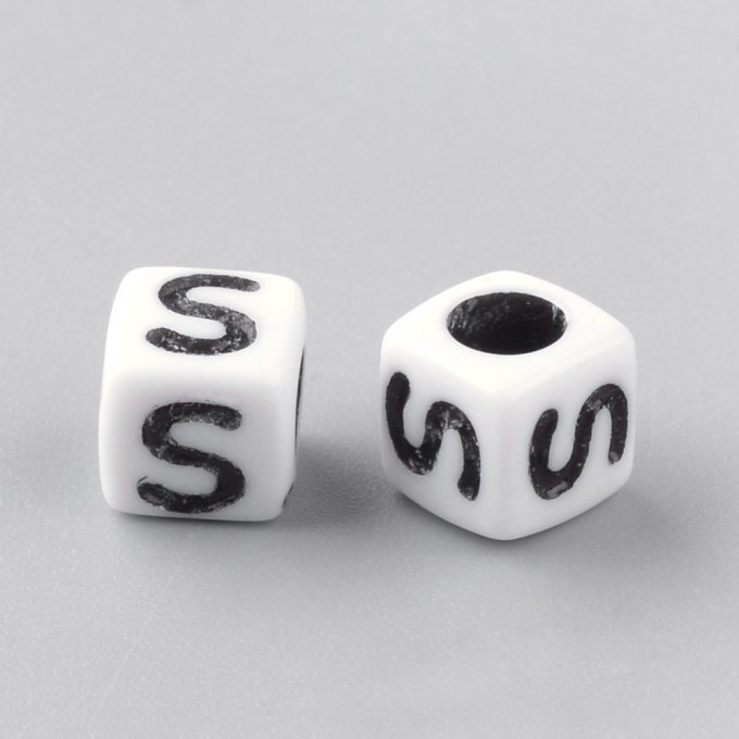 Perle alphabet en acrylique opaque  cube  noir /blanc   lettre S