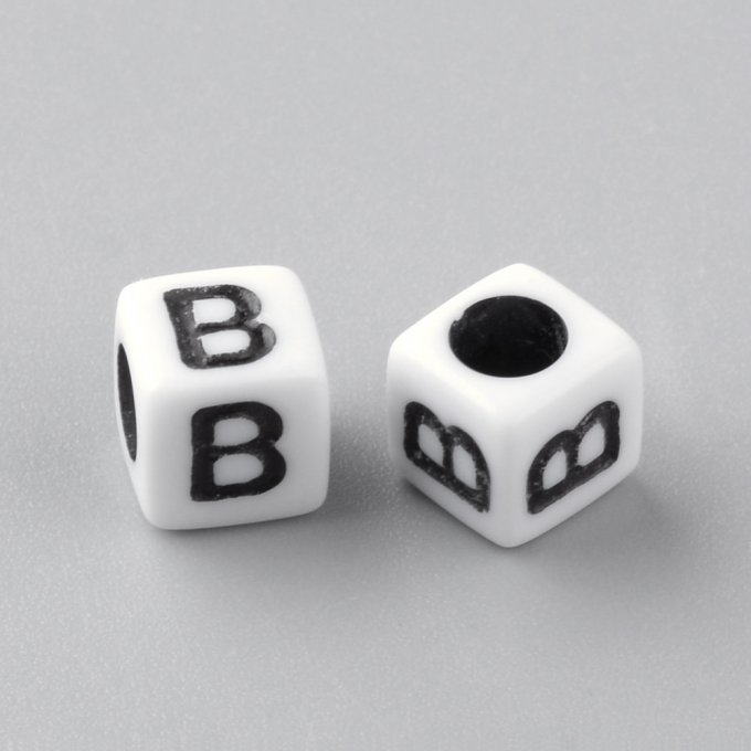 Perle alphabet en acrylique opaque  cube  noir /blanc   lettre B