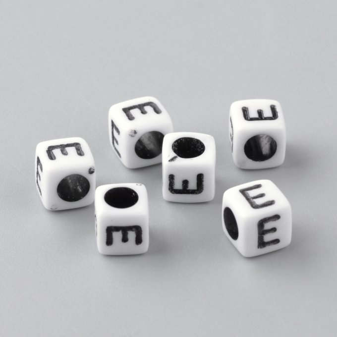 Perle alphabet en acrylique opaque  cube  noir /blanc   lettre E