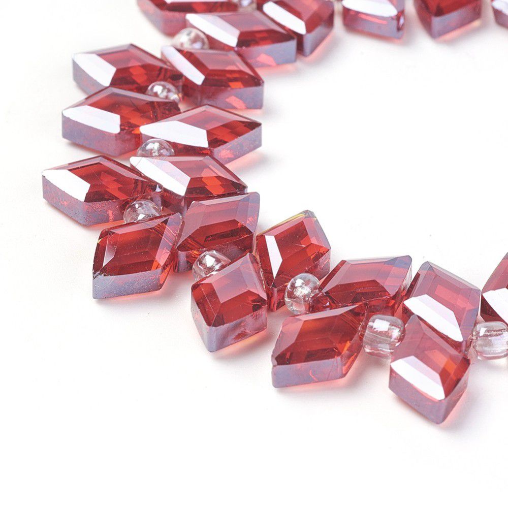 Perle de verre facettée forme de losange 13x8mm couleur rouge