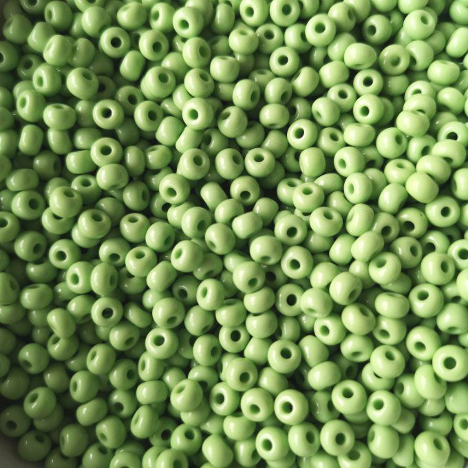 Rocaille en verre de Bohème  5.6mm  3/0  opaque light green (x20g)  