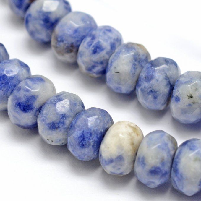Perle en forme de rond plat facetté, en jaspe naturelle tachetée bleu   8x 5 mm