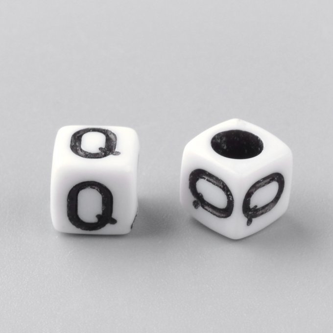 Perle alphabet en acrylique opaque  cube  noir /blanc   lettre Q
