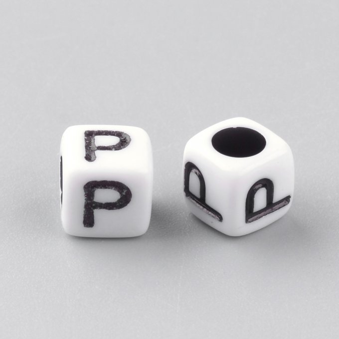 Perle alphabet en acrylique opaque  cube  noir /blanc   lettre P