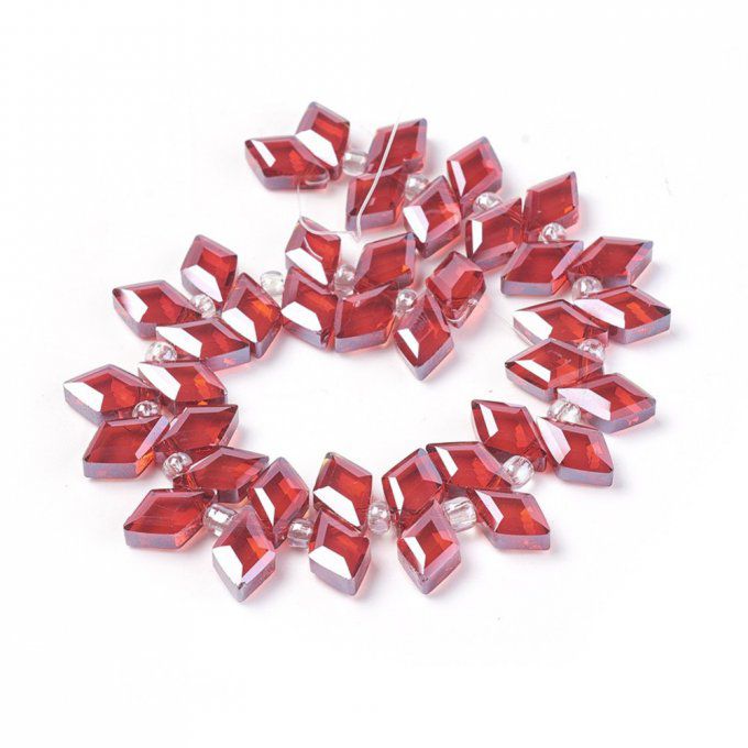 Perle de verre facettée forme de losange 13x8mm couleur rouge