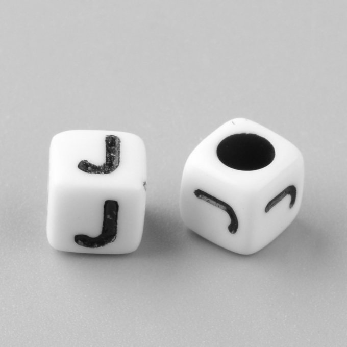 Perle alphabet en acrylique opaque  cube  noir /blanc   lettre J