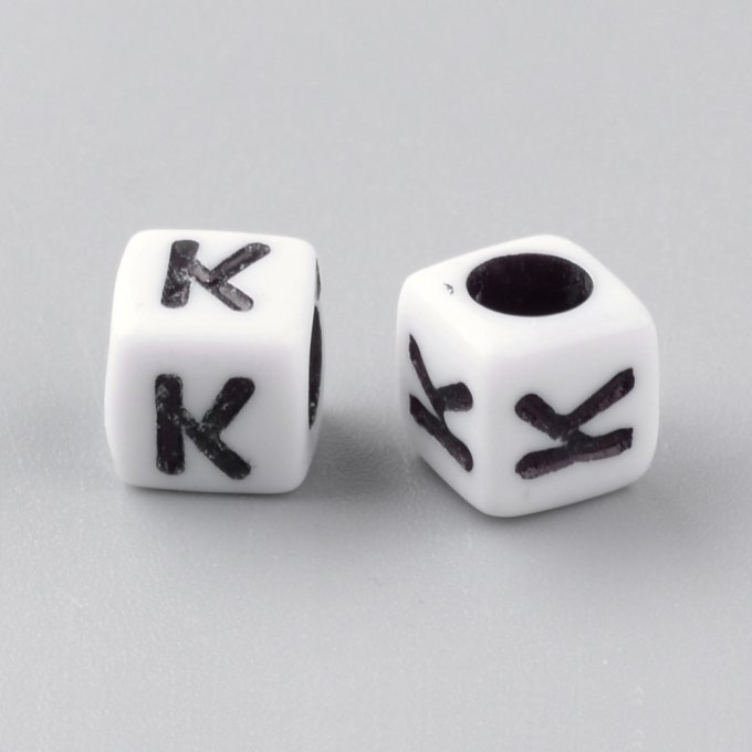 Perle alphabet en acrylique opaque  cube  noir /blanc   lettre K