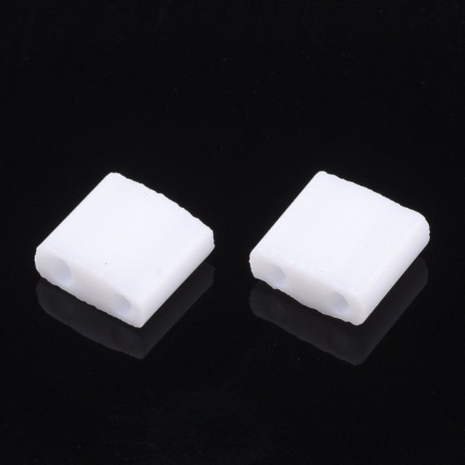 Rocailles  2 trous ,opaque, rectangulaire,  5x4.5~5.5x2~2.5mm, (x10) couleur blanche