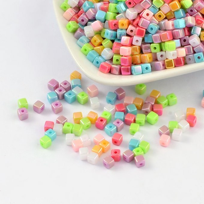 Perles en acrylique ,mélange de couleurs  ,forme de cube   (X200) A11