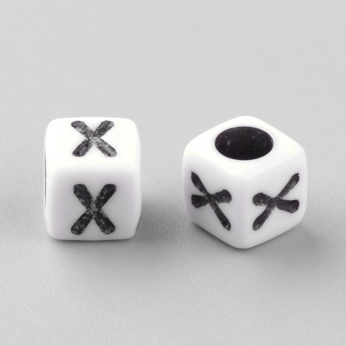 Perle alphabet en acrylique opaque  cube  noir /blanc   lettre X