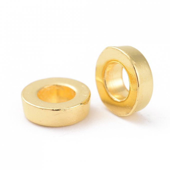 Perles métalliques finition dorée en forme de donut 6x2mm (env 50)