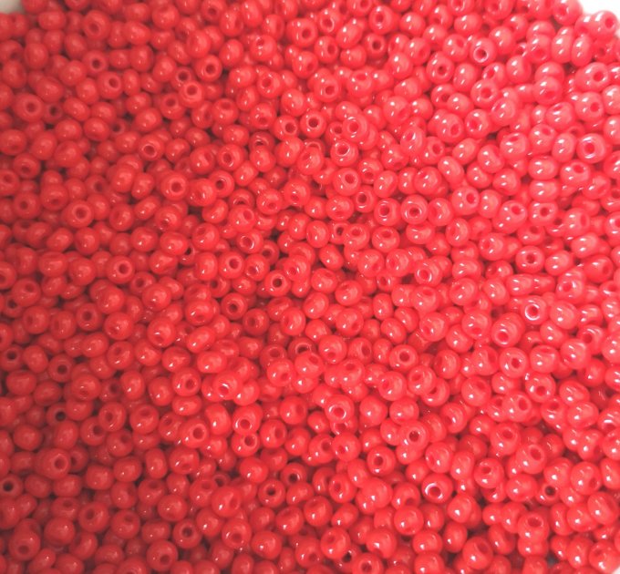 Preciosa rocaille en verre de Bohème  4mm  6/0  Opaque red coral (x20g)