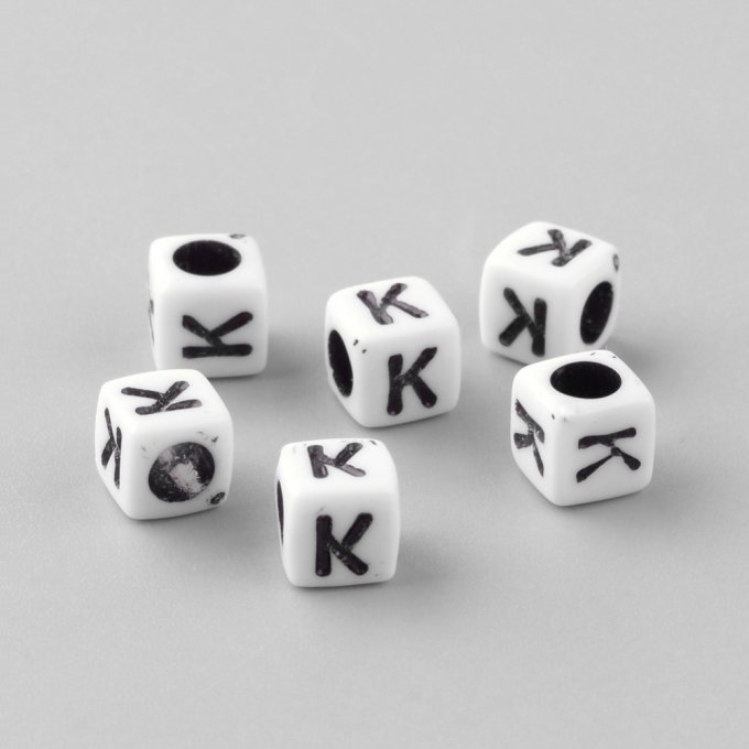 Perle alphabet en acrylique opaque  cube  noir /blanc   lettre K