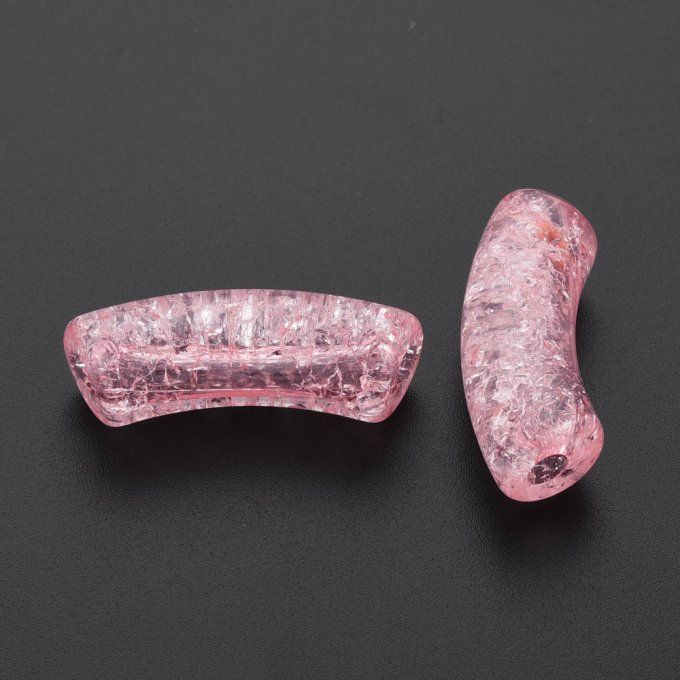 Perle acrylique  en forme de tube incurvé transparent ,effet craquelé  35x11.5x13.5mm  couleur rose