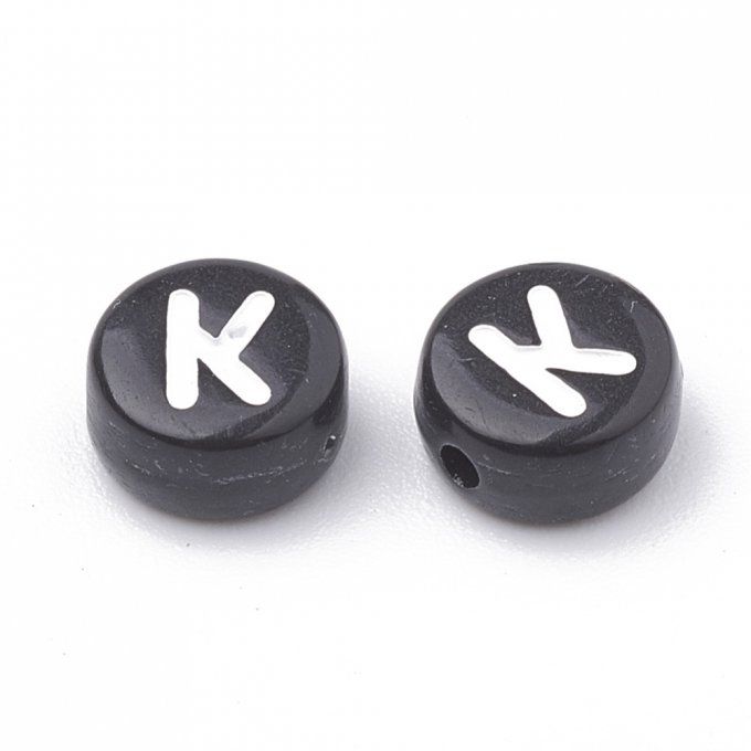 Perle alphabet en acrylique opaque  rond plat  blanc /noir lettre K