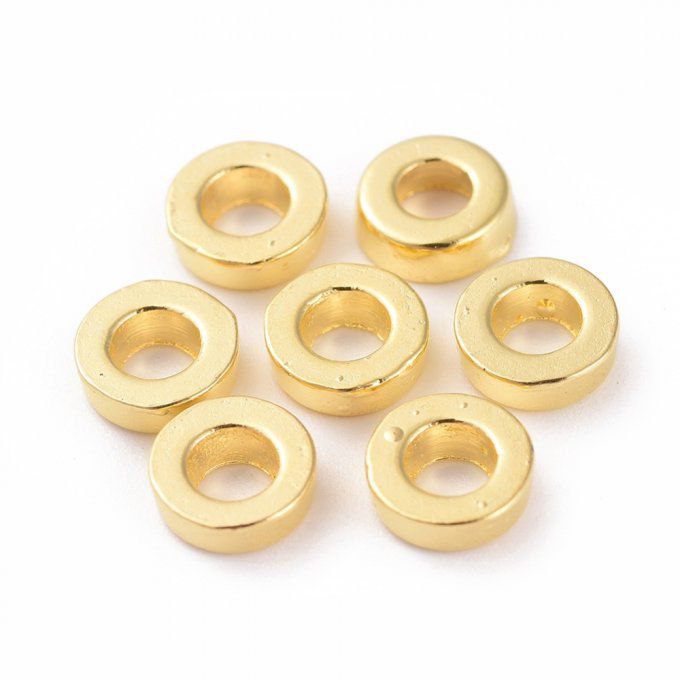 Perles métalliques finition dorée en forme de donut 6x2mm (env 50)