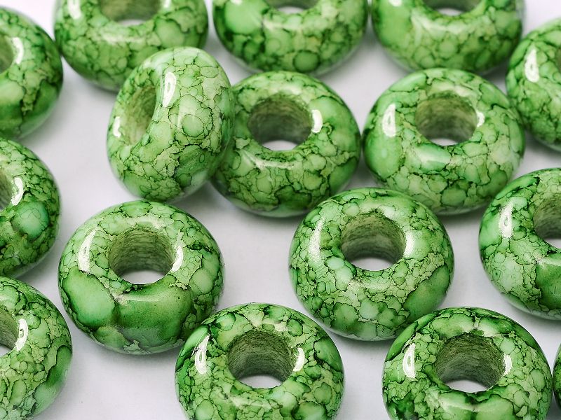 Perle de verre en forme d'anneau  couleur Alabaster Forest Green Marble