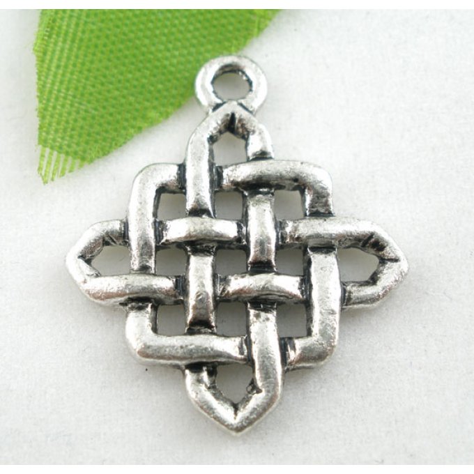 Pendentif en forme de nœud Celtique 25x21mm argent antique