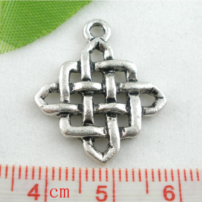 Pendentif en forme de nœud Celtique 25x21mm argent antique