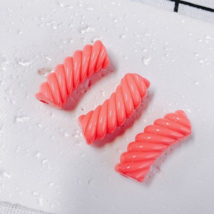 Perle acrylique opaque en forme de tube incurvé  torsadé 34x13mm  couleur rose orange 