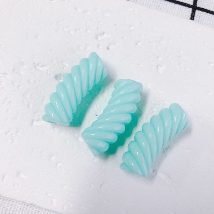 Perle acrylique opaque en forme de tube incurvé  torsadé 34x13mm  couleur bleu clair