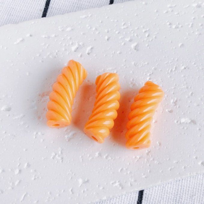Perle acrylique opaque en forme de tube incurvé  torsadé 34x13mm  couleur orange