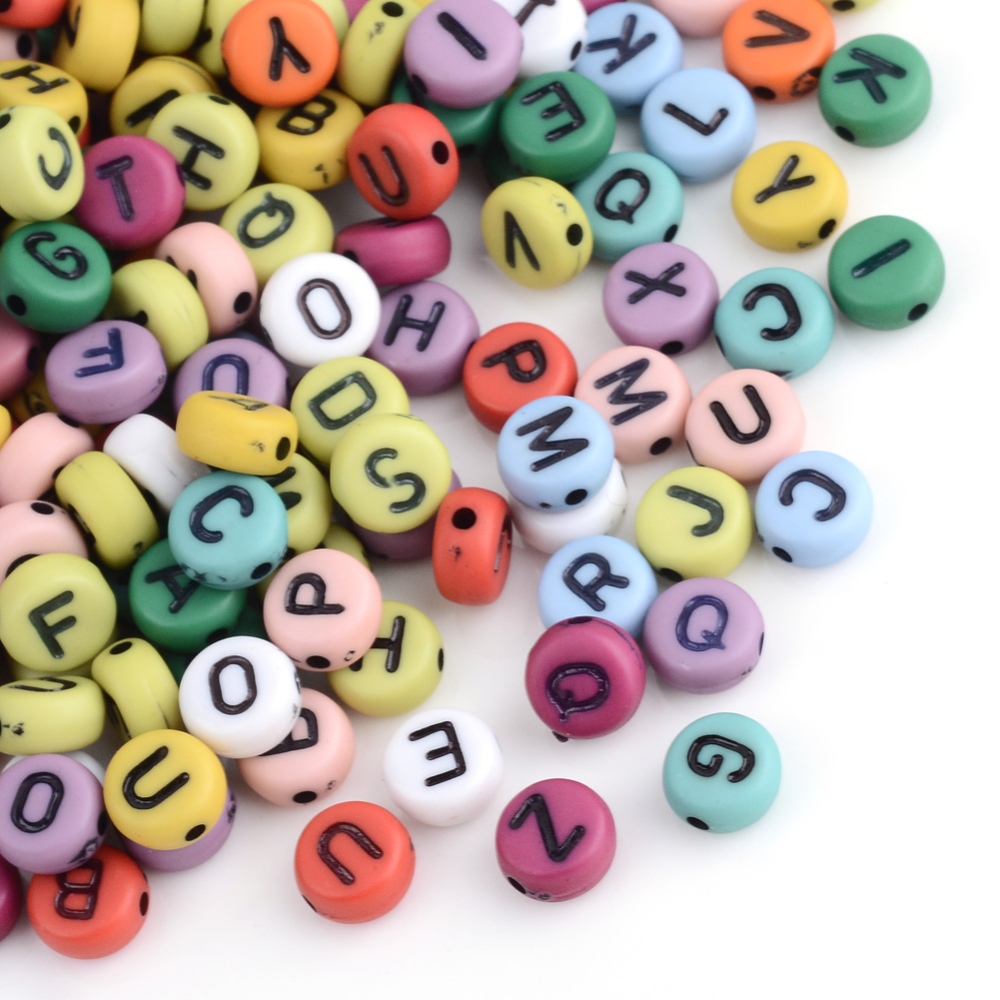Perles en acrylique ,mélange de couleurs ,formes de lettres (50g) L1