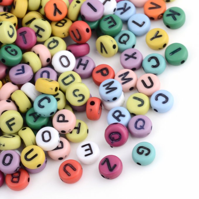 Perles en acrylique ,mélange de couleurs  ,formes de lettres  (50g) L1