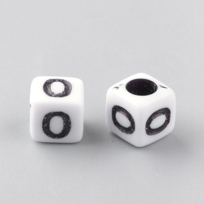 Perle alphabet en acrylique opaque  cube  noir /blanc   lettre O