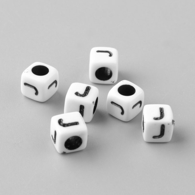 Perle alphabet en acrylique opaque  cube  noir /blanc   lettre J