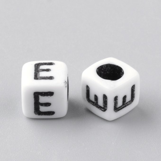 Perle alphabet en acrylique opaque  cube  noir /blanc   lettre E