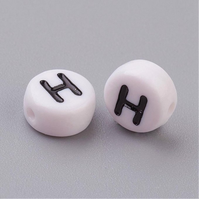 Perle alphabet en acrylique opaque  rond plat  noir /blanc lettre H
