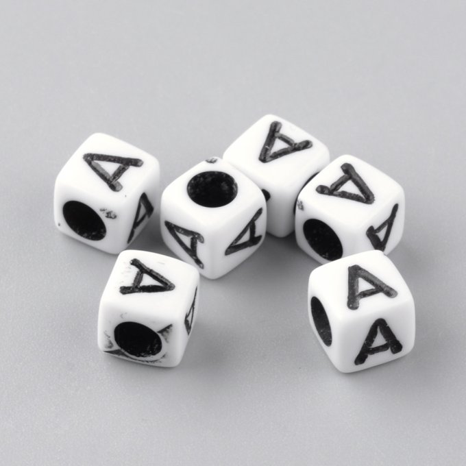 Perle alphabet en acrylique opaque  cube  noir /blanc   lettre A 