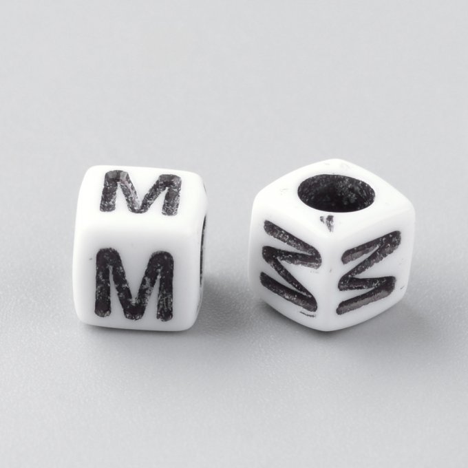 Perle alphabet en acrylique opaque  cube  noir /blanc   lettre M